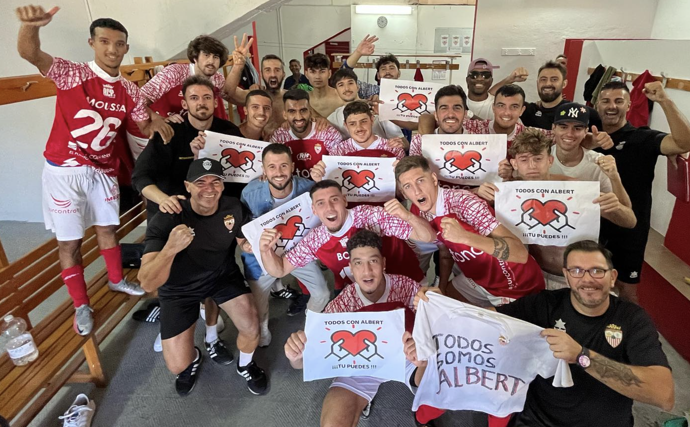 Jugadores con pancartas de apoyo a Albert. 