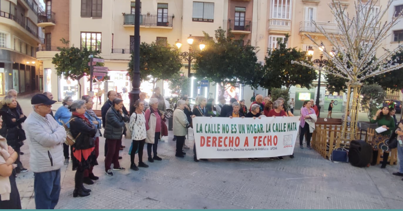 Pro Derechos Humanos denuncia: Andalucía tiene 25 plazas por cada 100.000 habitantes para los ‘sin techo'. La concentración desarrollada en Cádiz por la APDHA.