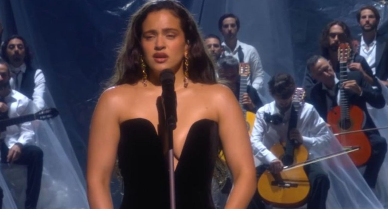 Rosalía, interpretando la canción que Manuel Alejandro escribió para Rocío Jurado.