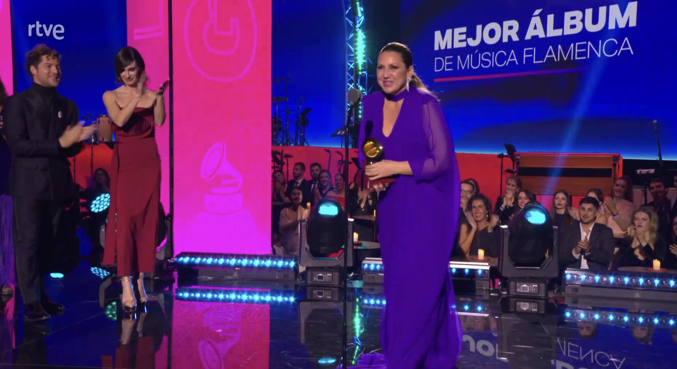 Niña Pastori recoge emocionada el Grammy Latino al mejor álbum flamenco por su disco 'Camino'