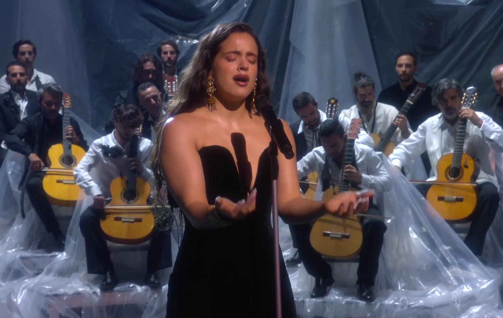 Rosalía, durante su actuación en los Grammy, en una imagen de RTVE.