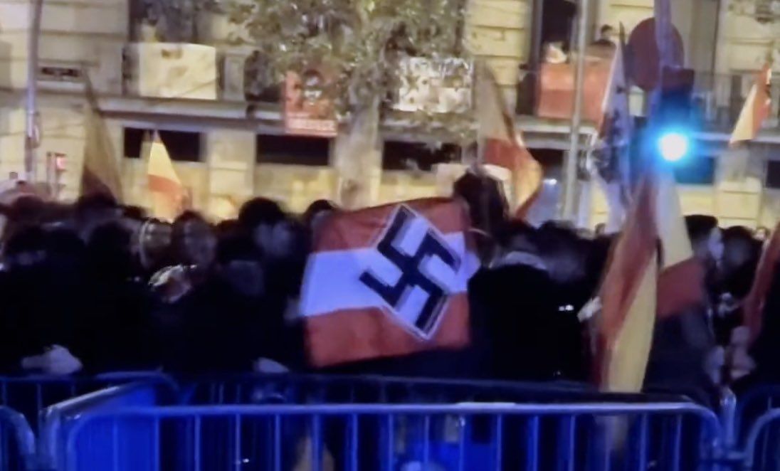 Hijos de la vieja ira nueva. Simbología nazi, a las puertas de Ferraz, en la protesta de este pasado jueves.