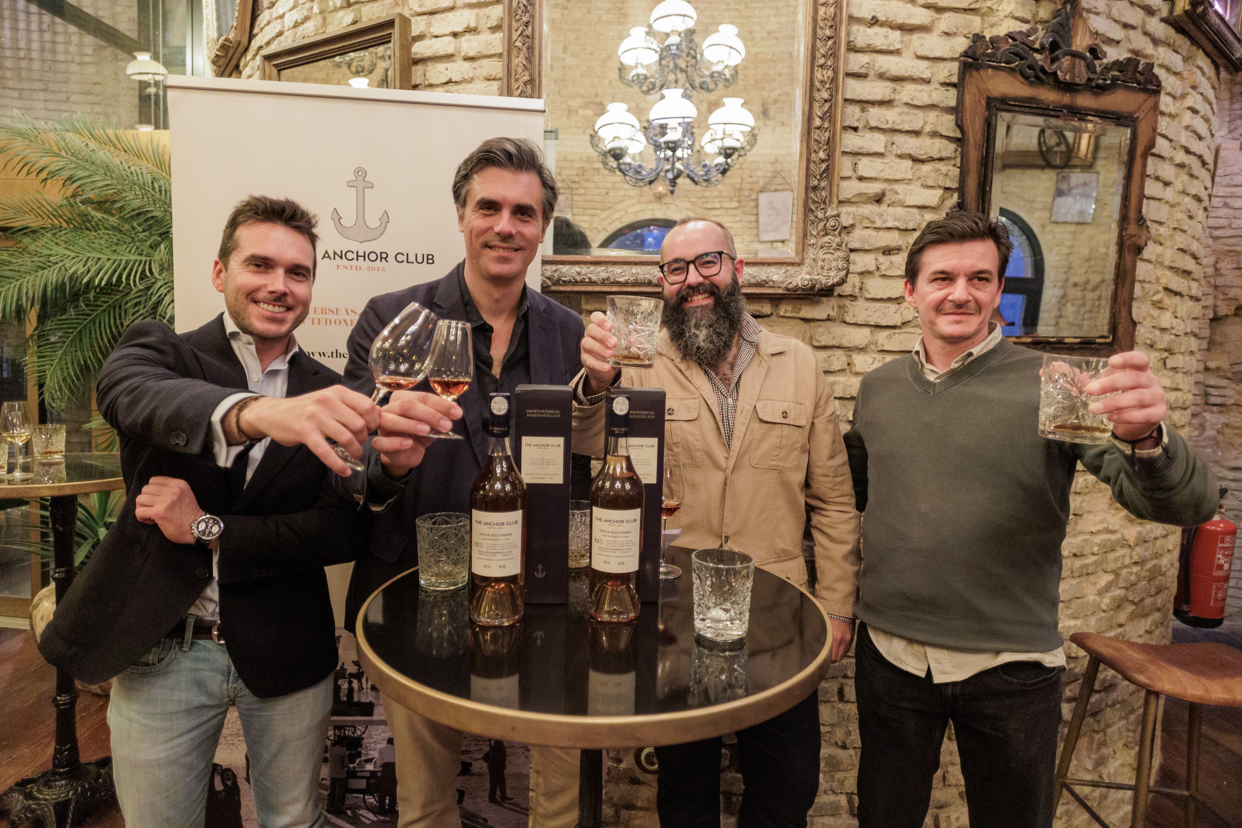 De izda. a dcha., Fernando García, Willy Pérez, Fran López y Fran Monreal, impulsores de The Anchor Club, brindan con whisky de Jerez.