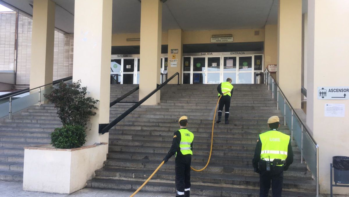 La UME desinfecta la entrada del Hospital Reina Sofía de Córdoba. FOTO: SAS