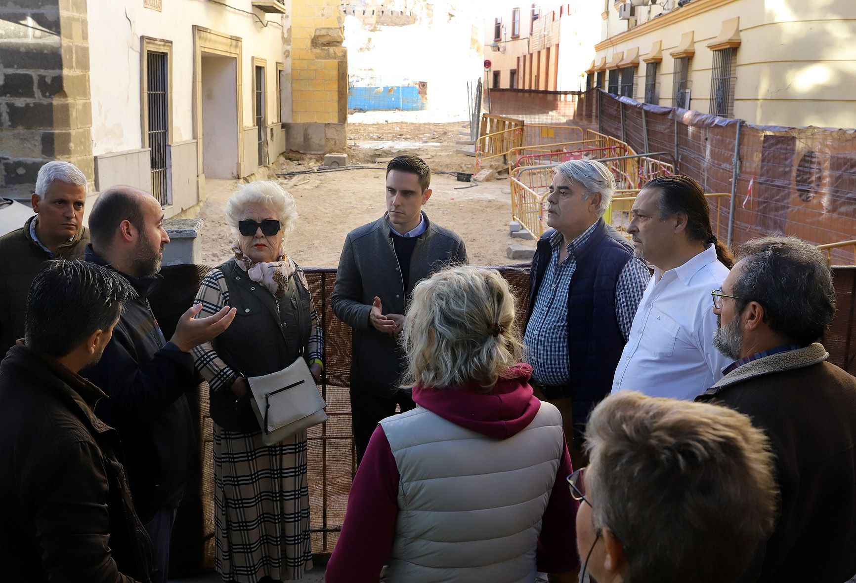 Reunión de Jaime Espinar con vecinos de plaza San Juan y su entorno, afectados por la obra inacabada de la primera fase del eje Puerta de Sevilla-Santiago.