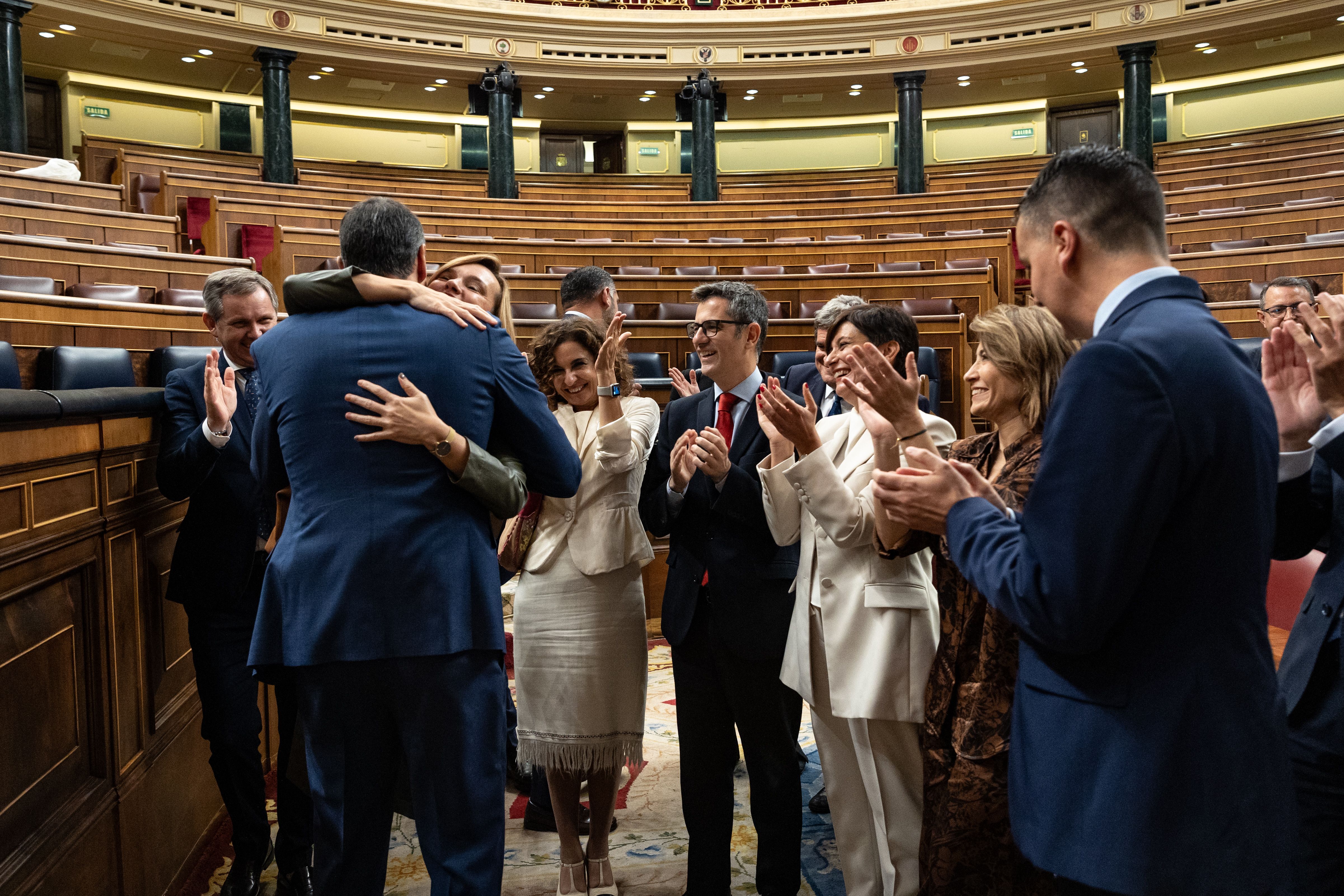 Asesores. Varios ministros felicitan a Pedro Sánchez al ser investido presidente del Gobierno.