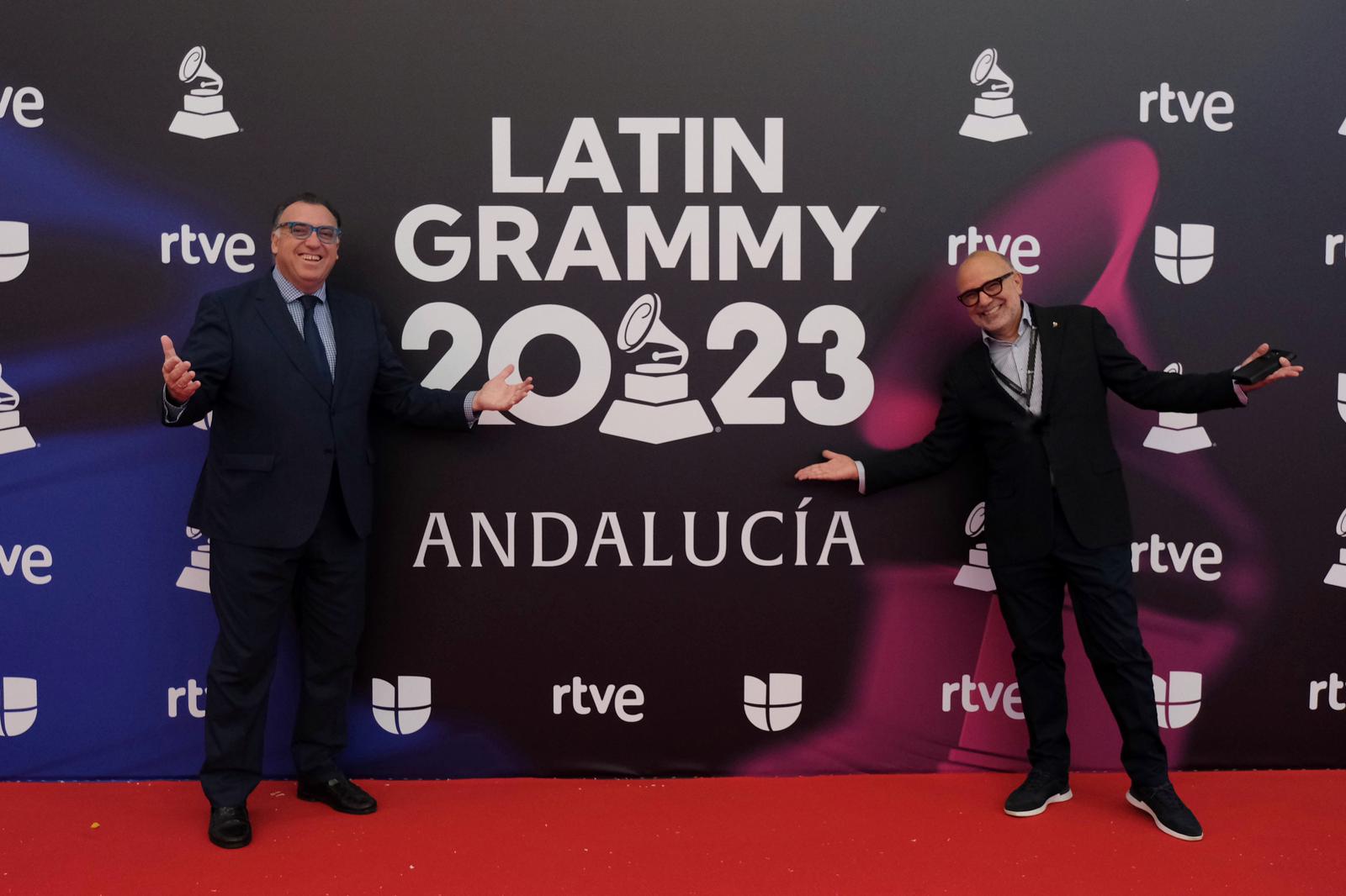 Arturo Bernal, consejero de Turismo, junto a un cartel de los Grammy Latinos.