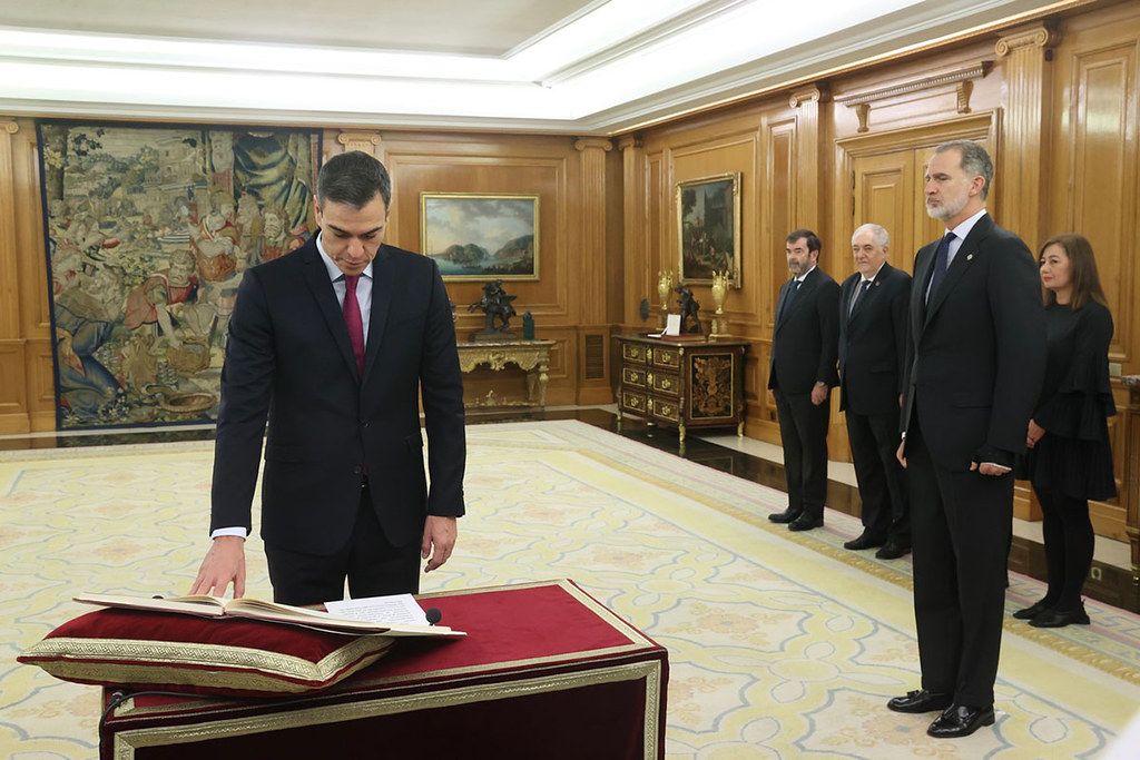 Un momento de la jura de la Constitución por Pedro Sánchez como presidente del Gobierno, ante la mirada del rey Felipe VI.