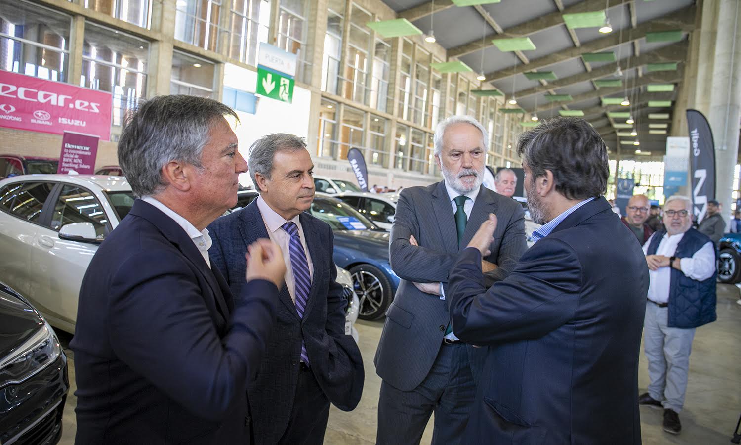 Motorsur en Jerez reúne más de 800 vehículos: "Una ocasión para lograr descuentos". Organizadores y delegados municipales en el acto inaugural. 