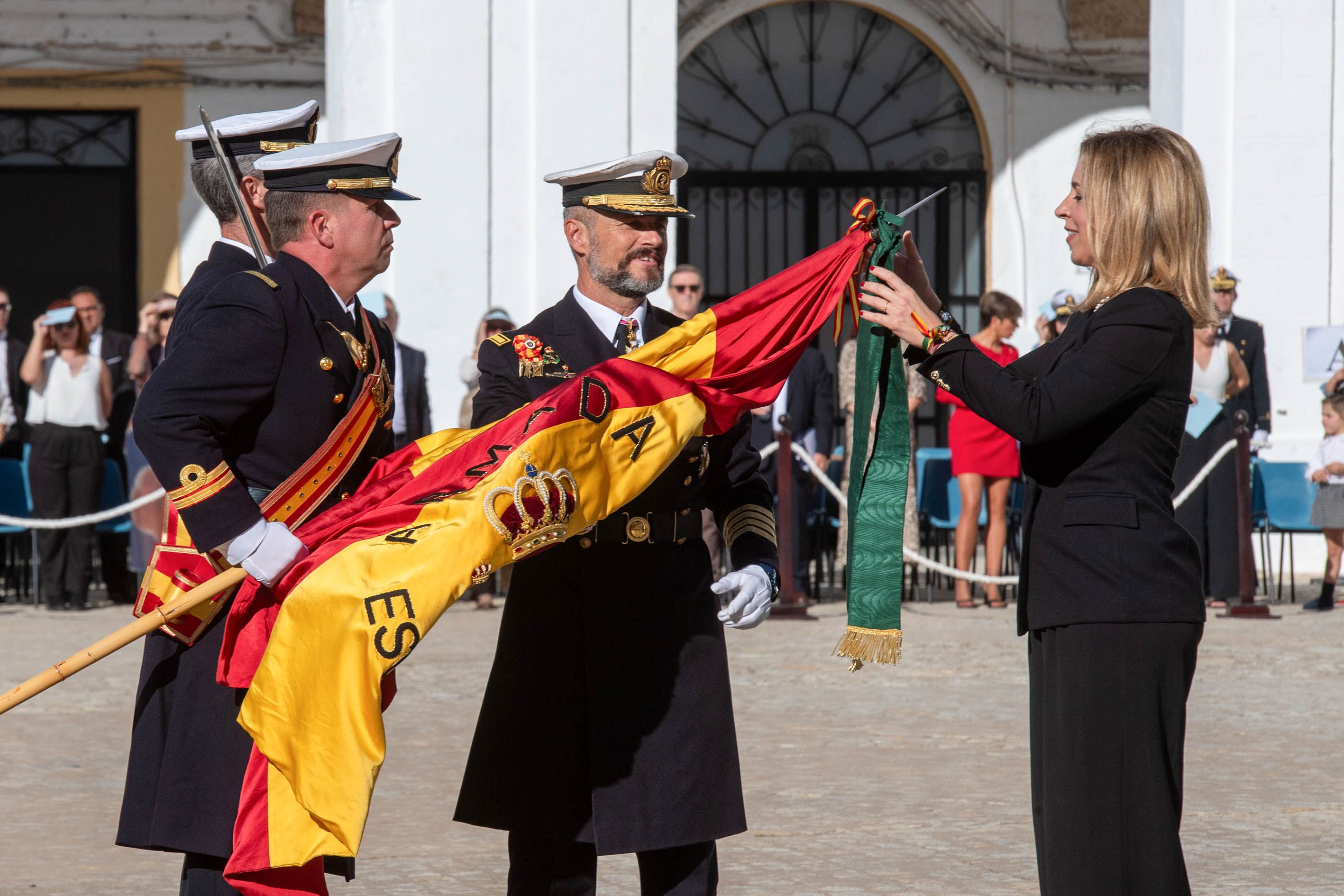 Almudena Martínez imponiendo la Corbata a la bandera de la ESUBO.