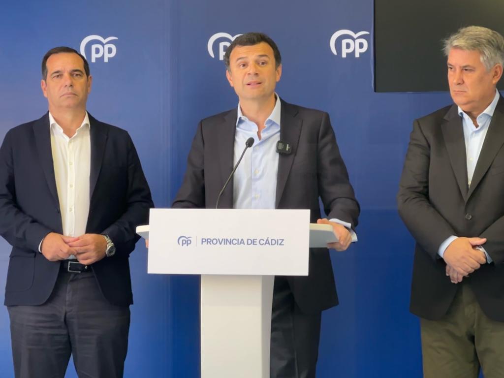 El PP dice que el acuerdo de gobierno de Sánchez "no es solidario con la provincia". Los dirigentes populares durante la rueda de prensa. 