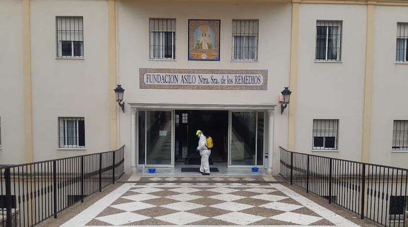 Un operario, desinfectando la residencia de mayores de Ubrique. FOTO: RADIO UBRIQUE