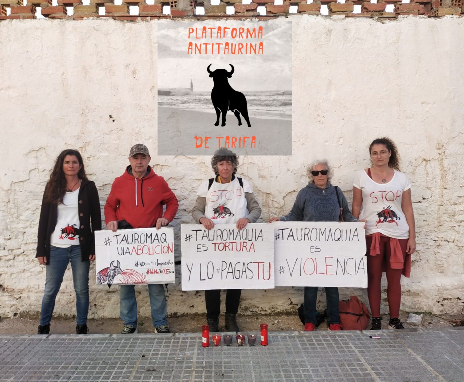 Varios manifestantes, que denuncian insultos de los asistentes a la novillada, durante la protesta.