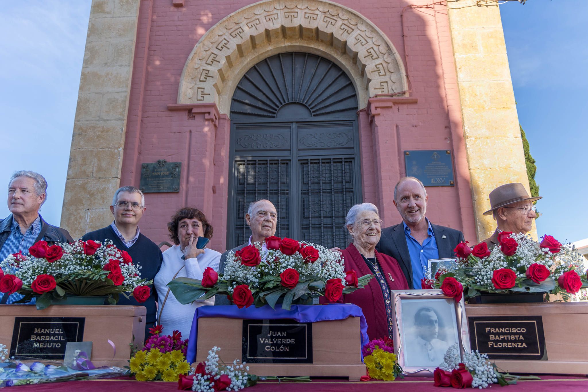 Los familiares de represaliados recogen los restos en San Fernando.