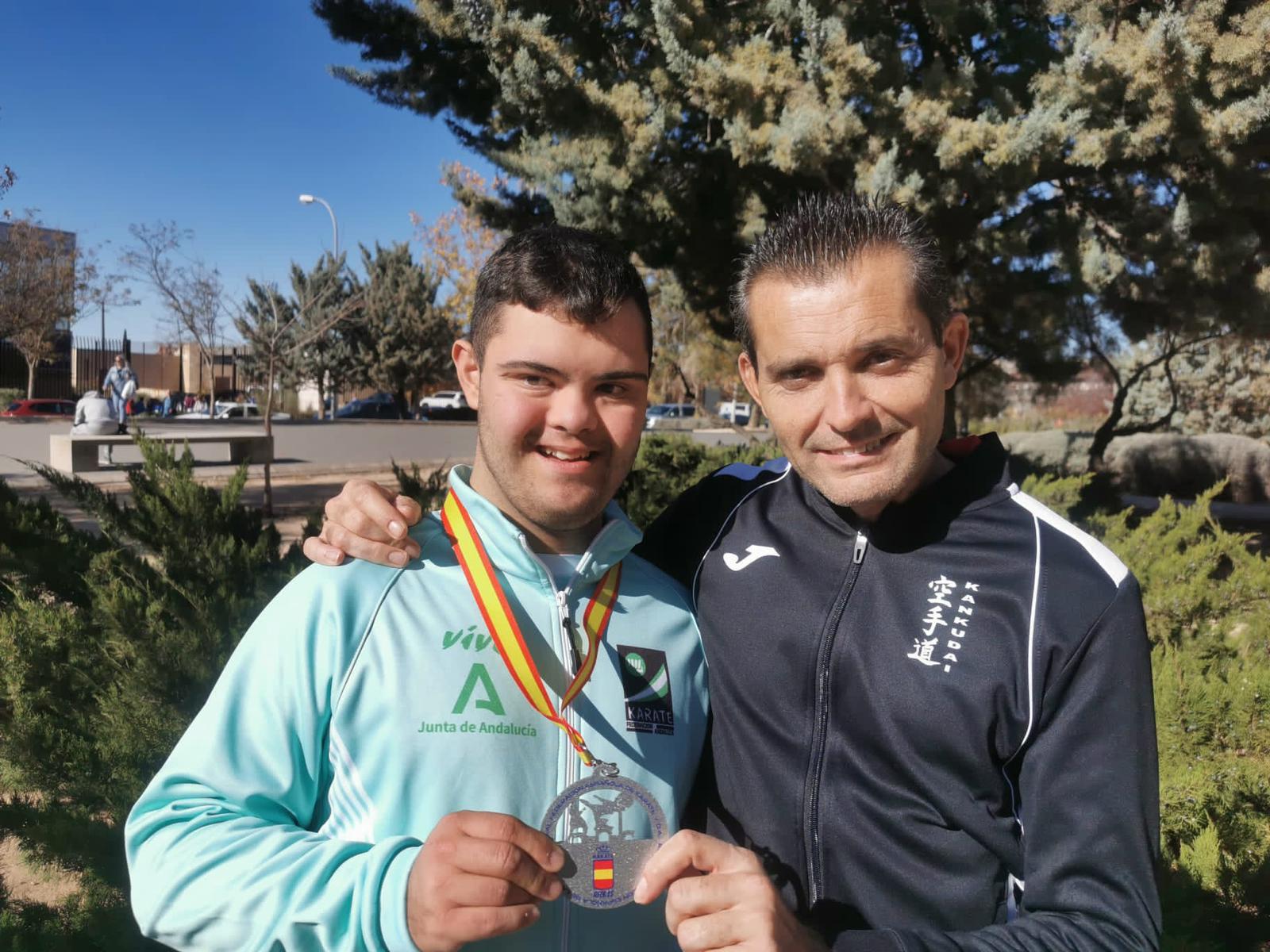 Israel Rodríguez con su medalla. Israel Rodríguez con su medalla.