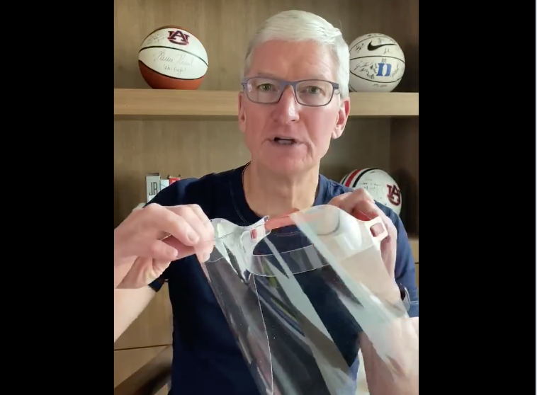 Tim Cook, consejero delegado de Apple, con un protector facial fabricado por la compañía.