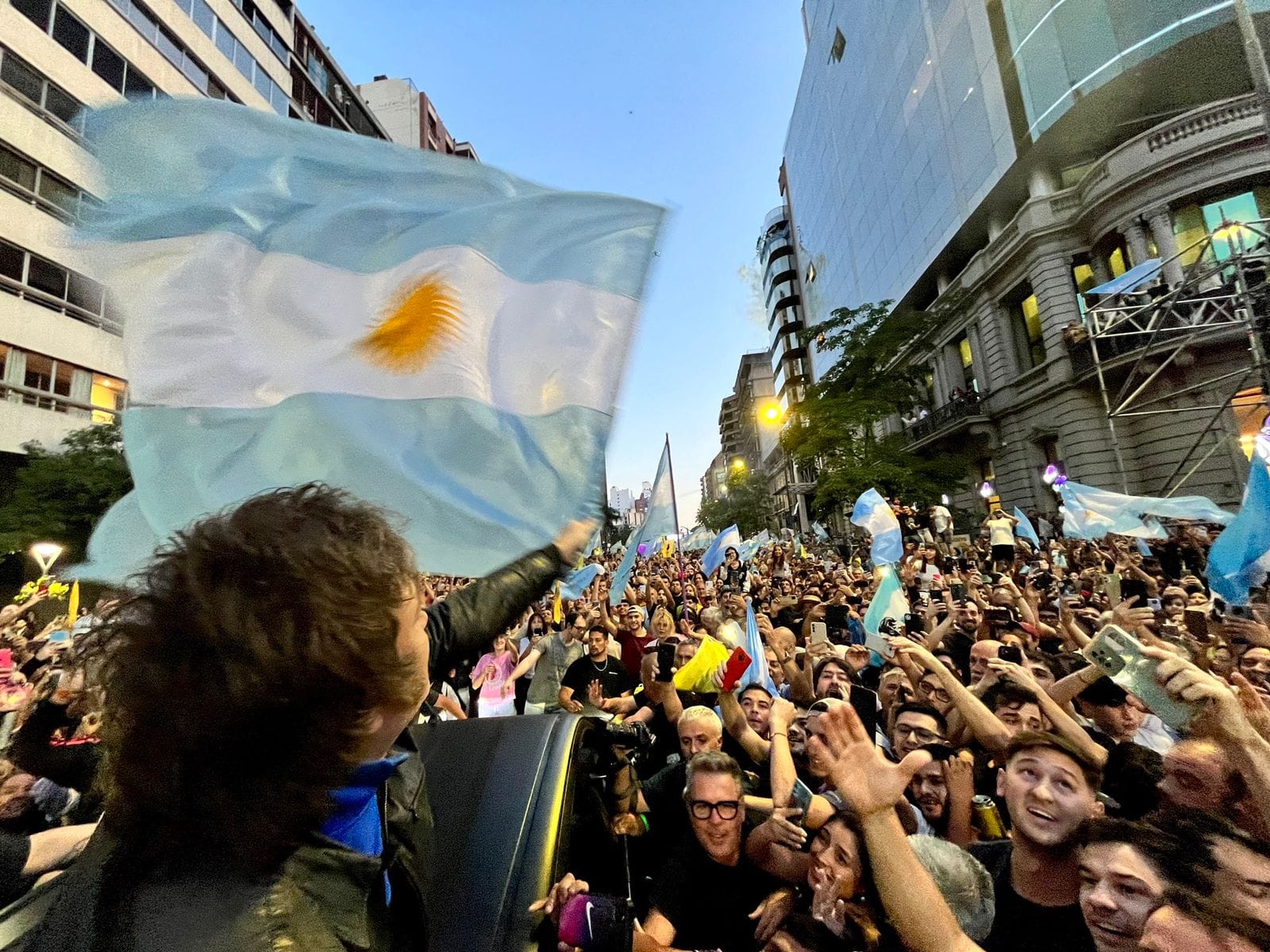 Javier Milei, ondeando la bandera argentina.