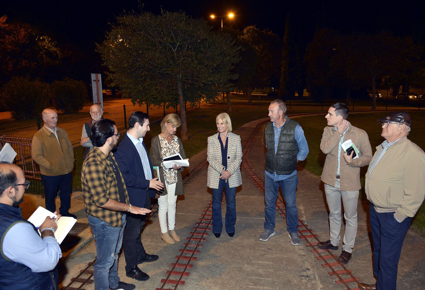 El Ayuntamiento colabora en la recuperación del ‘trenecito’ de Vallesequillo I. La alcaldesa visitando el Parque del Tren. 