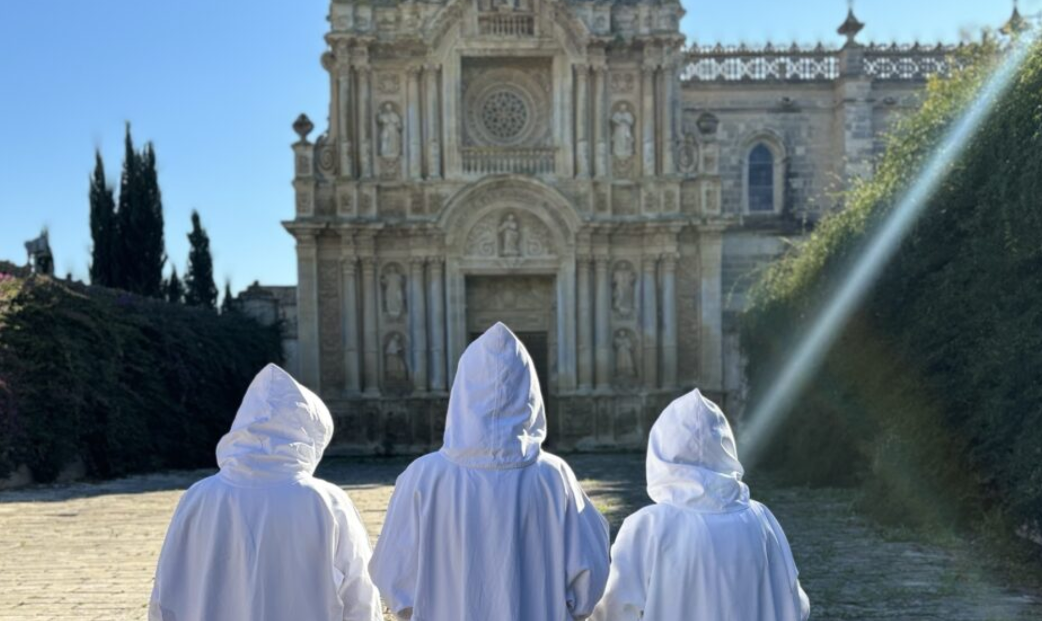 Hermanas de Belén ante la iglesia del monasterio de la Cartuja en Jerez.