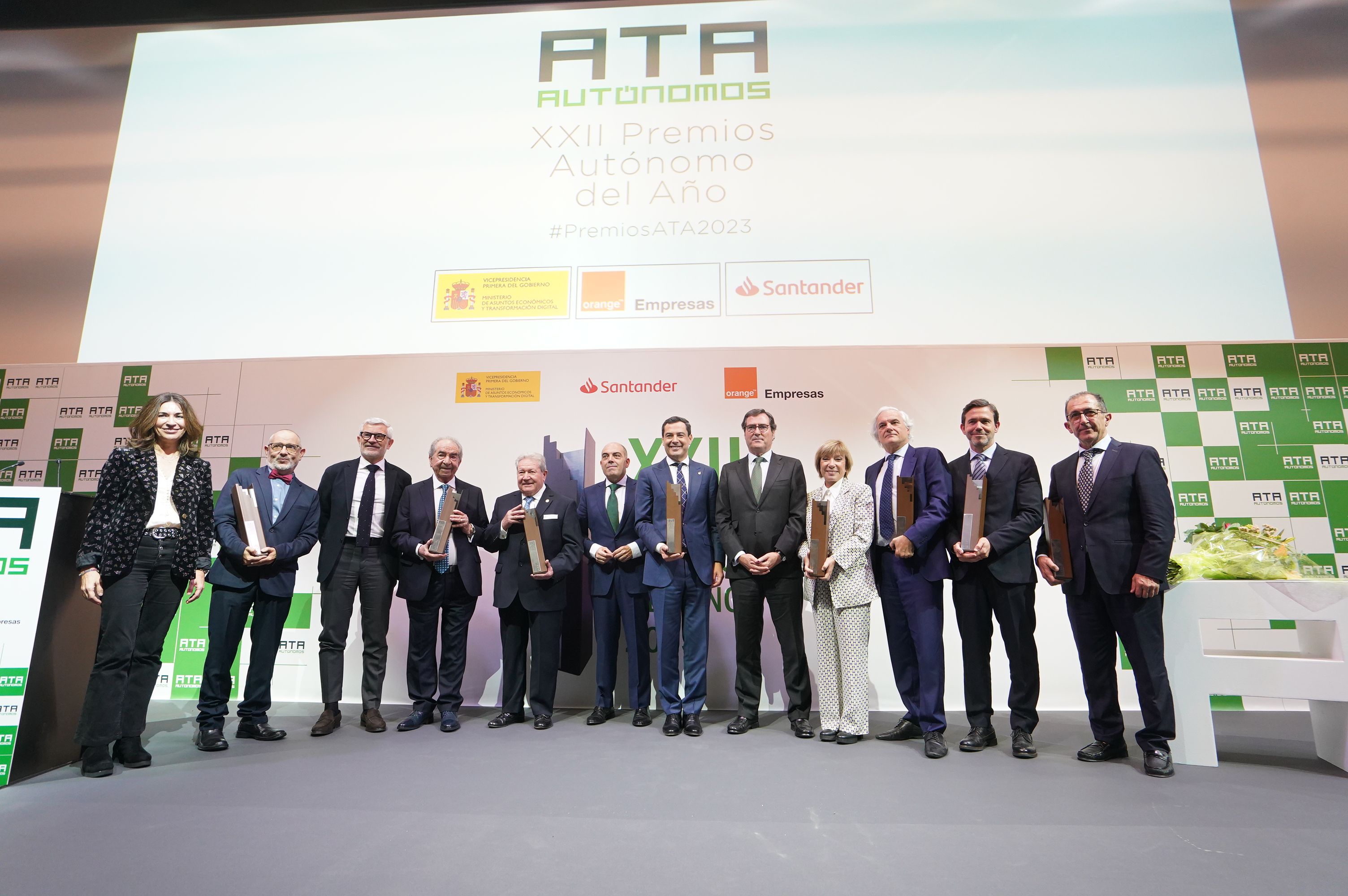 Juanma Moreno recibe un premio de los autónomos españoles. El presidente entre los premiados por la ATA.
