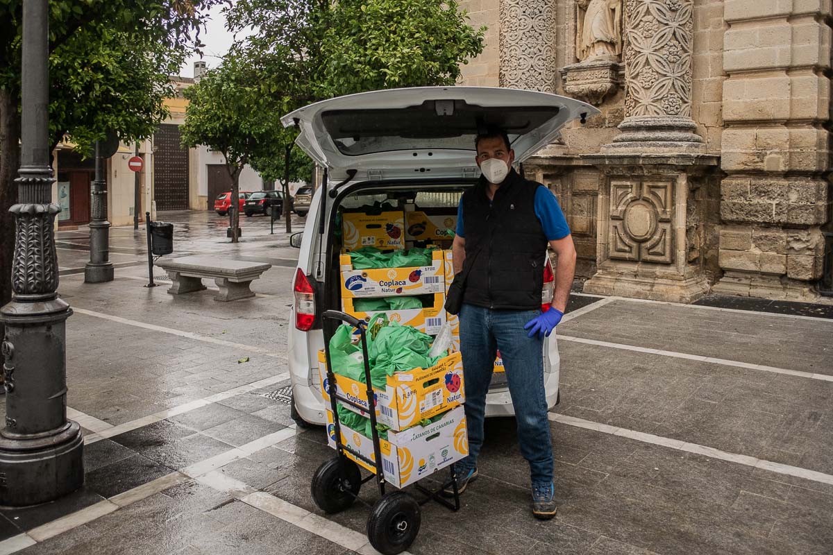 Antonio llevando varias cajas de frutas a una casa de San Miguel. FOTO: MANU GARCÍA.