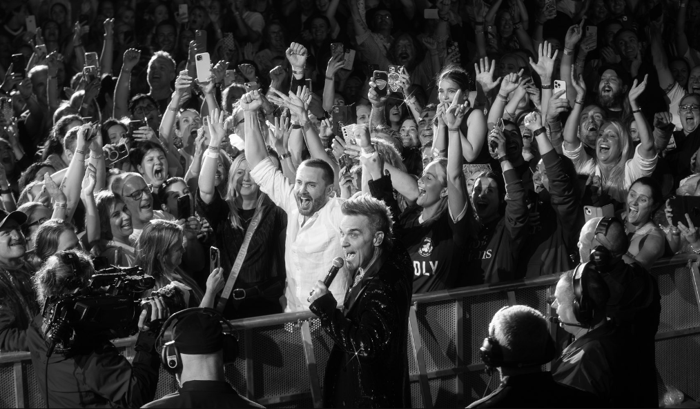 Robbie Williams, junto a sus fans, en el concierto en el que ha perdido la vida una mujer.