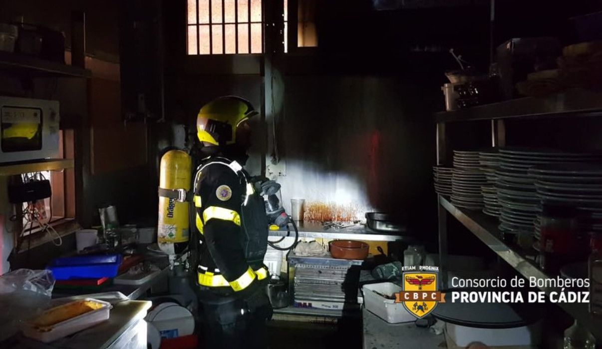 Incendio en el interior del bar bodeguita El Rincón del Loco en Valdelagrana.