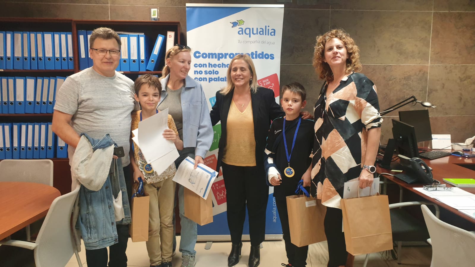 Los escolares ganadores de los premios en el momento de la entrega, en la sede de Aqualia Jerez.