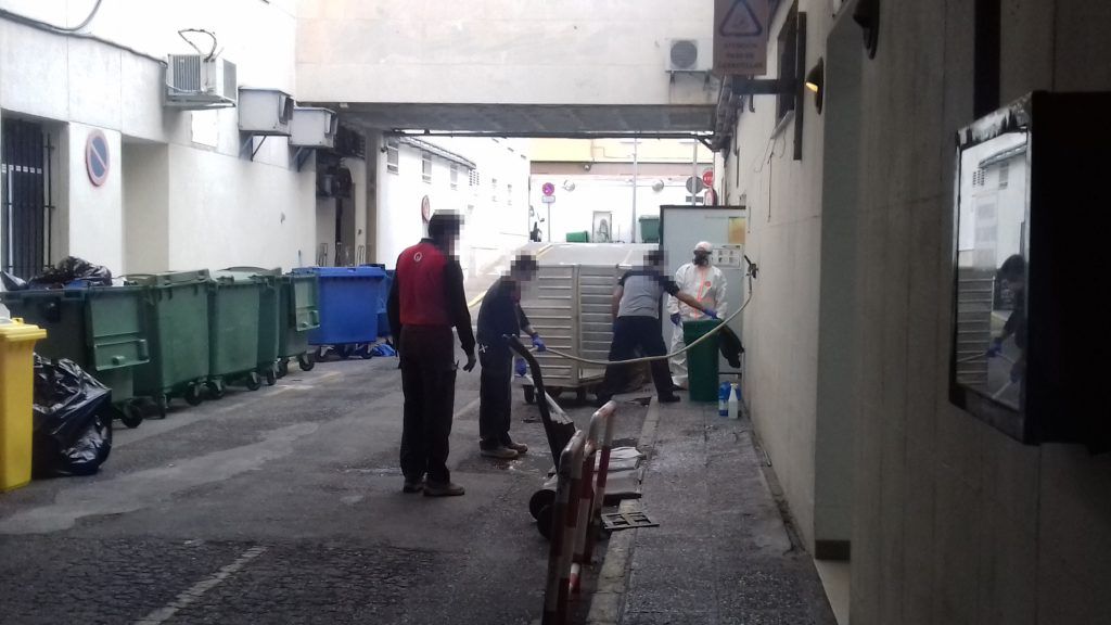 Los servicios de limpieza del centro, sacando los residuos sanitarios peligrosos. FOTO: AUTONOMÍA OBRERA.