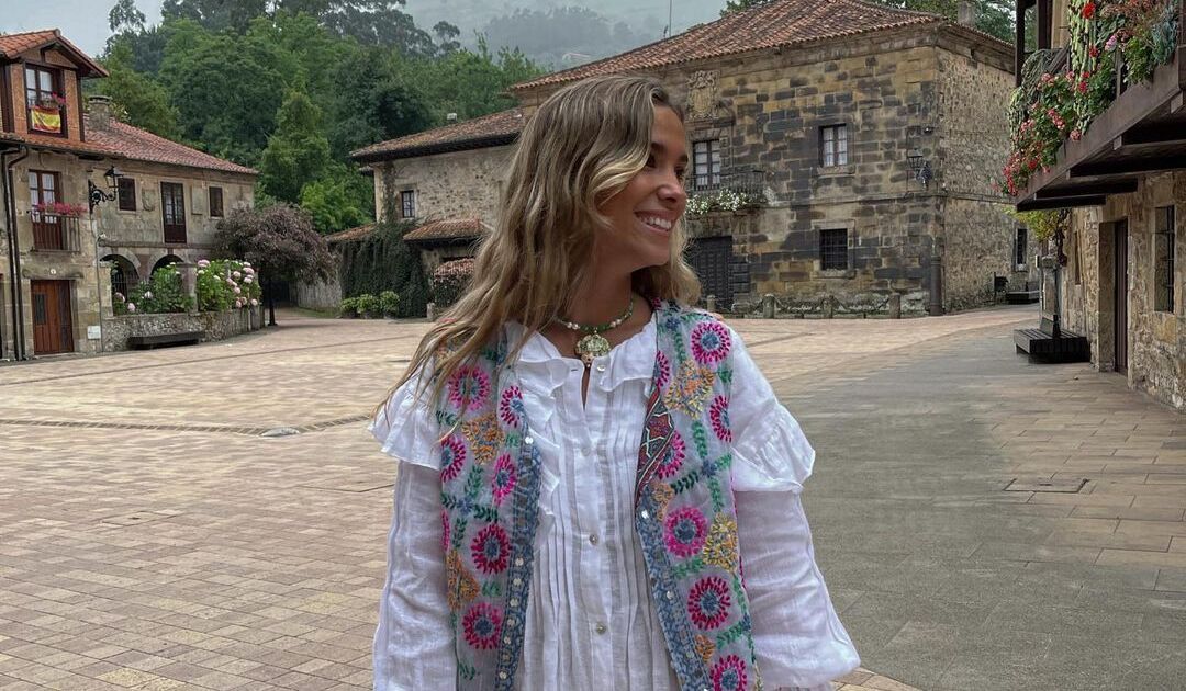 María Pombo, con una prenda de la tienda 'low cost' jerezana Basyco Jerez.