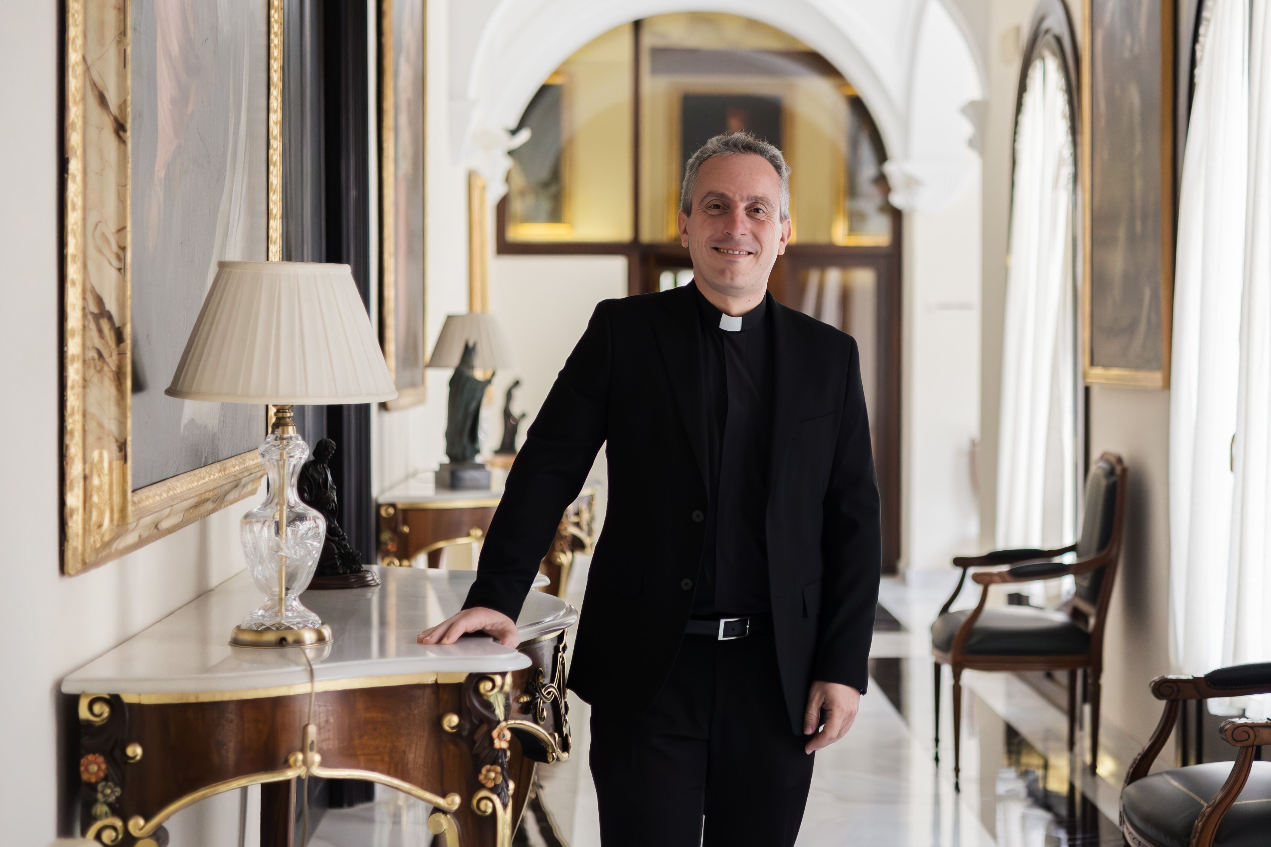 El vicario junto al acceso a su despacho. 