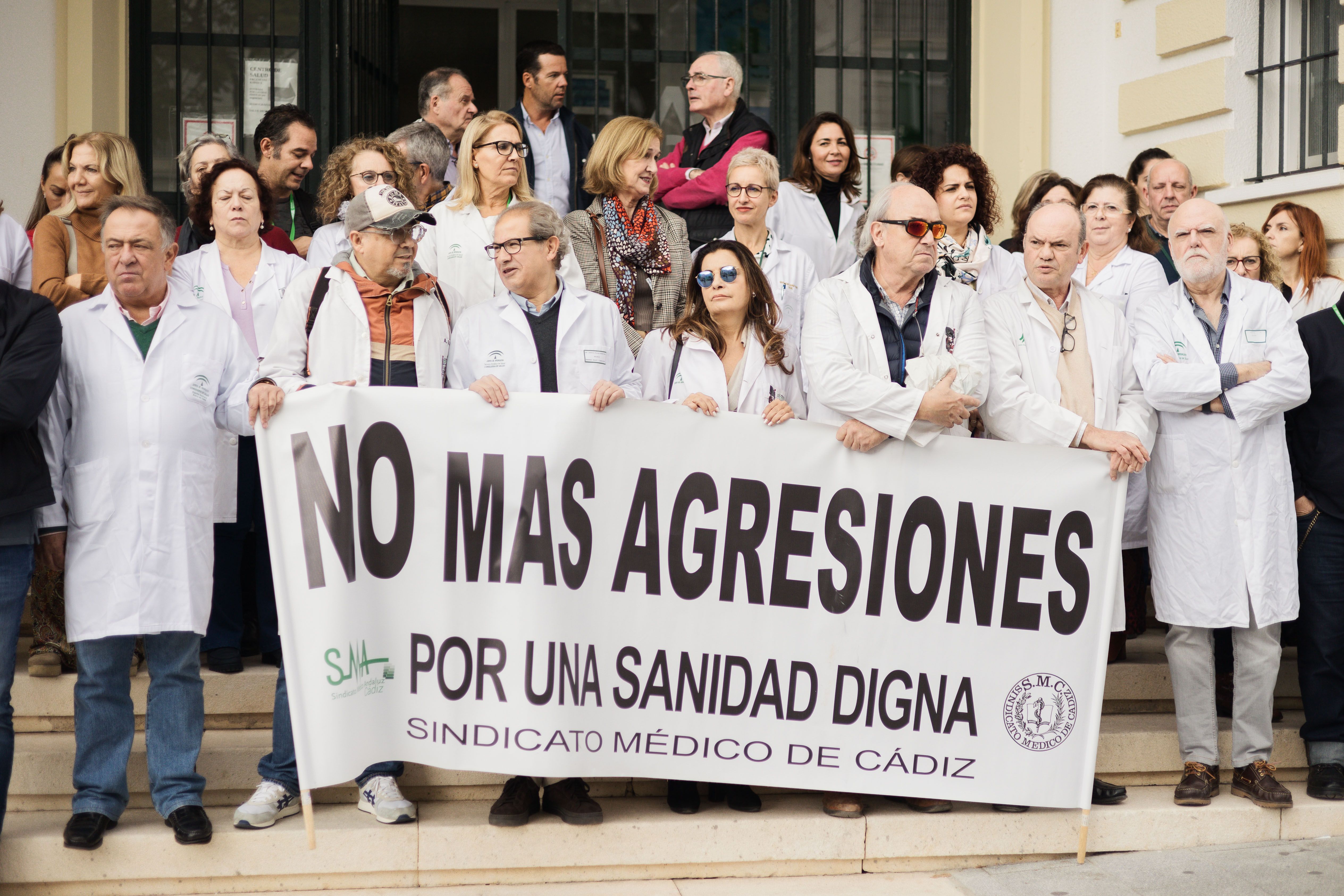 Sanitarios, en protesta por la agresión a una doctora en el centro de salud Jerez Centro.