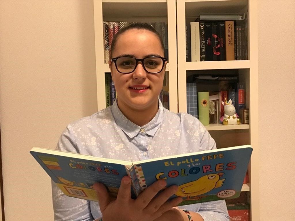 Cristina Mateos, con uno de sus cuentos.