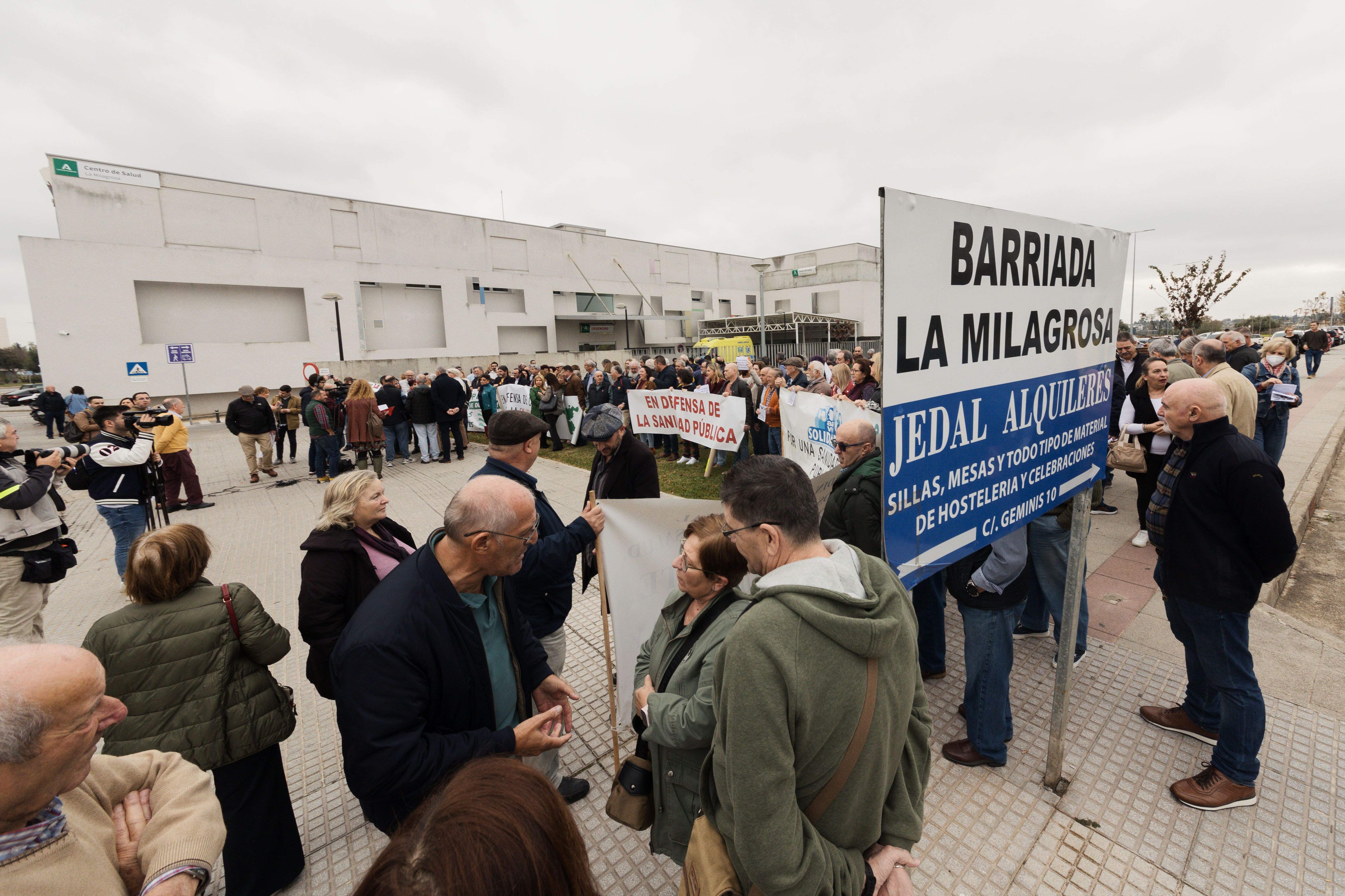 Concentración en defensa de la sanidad pública frente al centro de salud La Milagrosa en Jerez. 