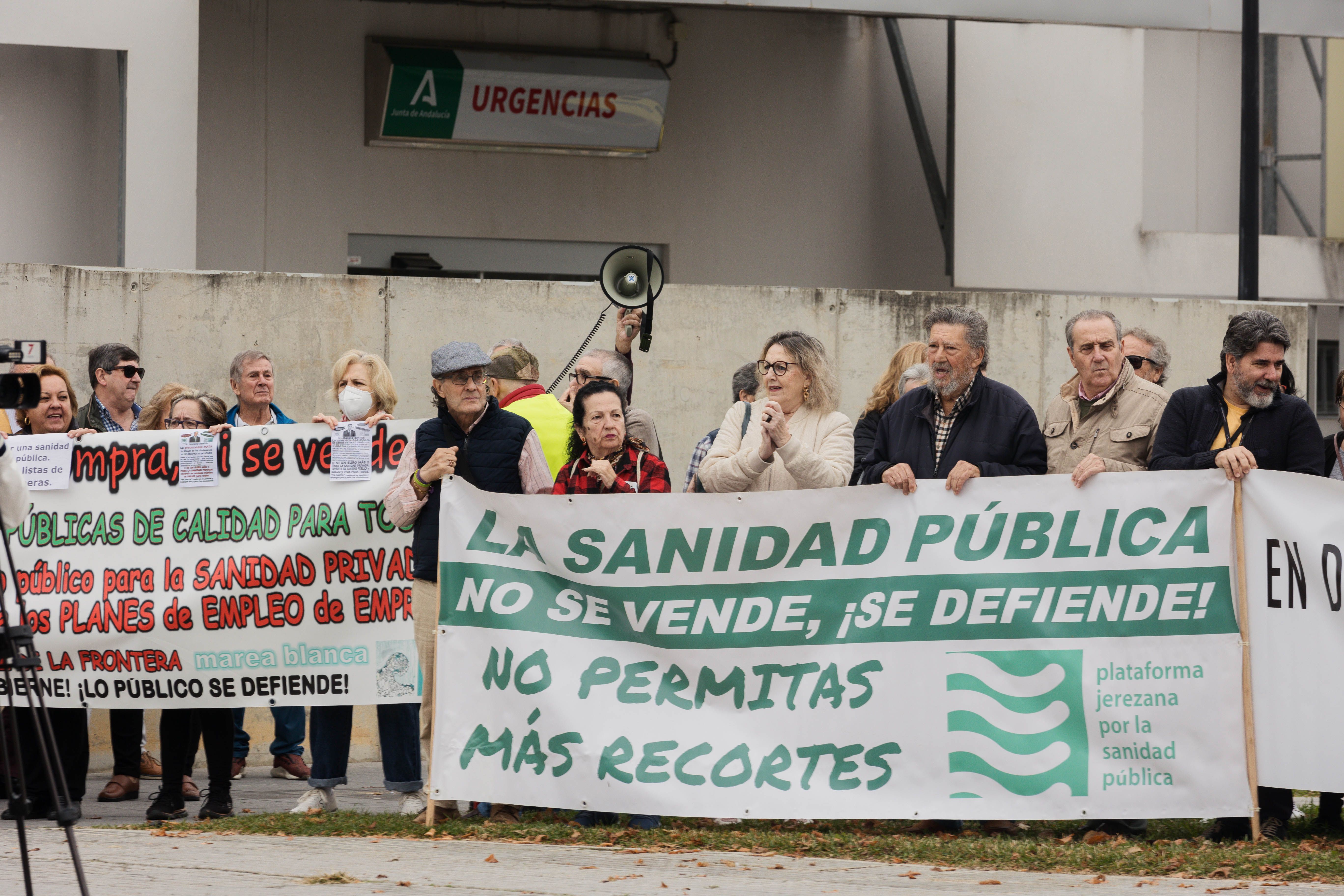 Los asistentes sujetan pancartas en defensa de la sanidad pública. 