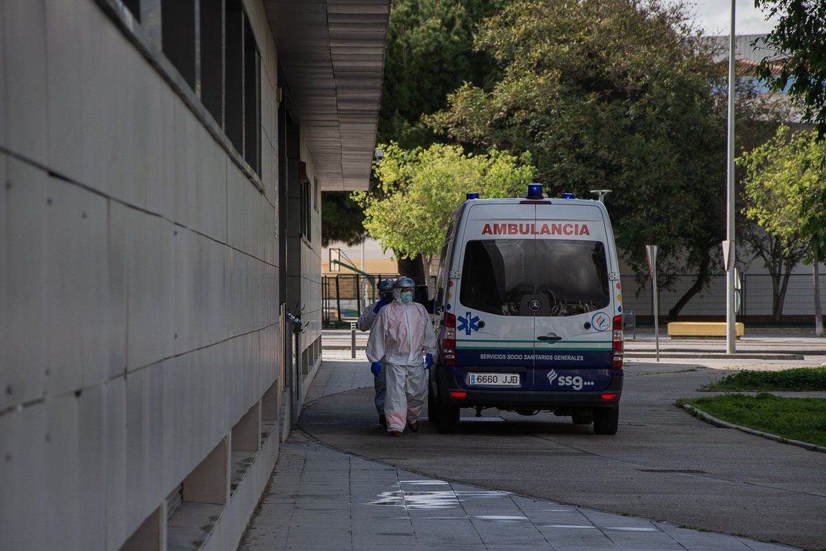 Operarios de ambulancias en una residencia de ancianos, esta semana. FOTO: MANU GARCíA