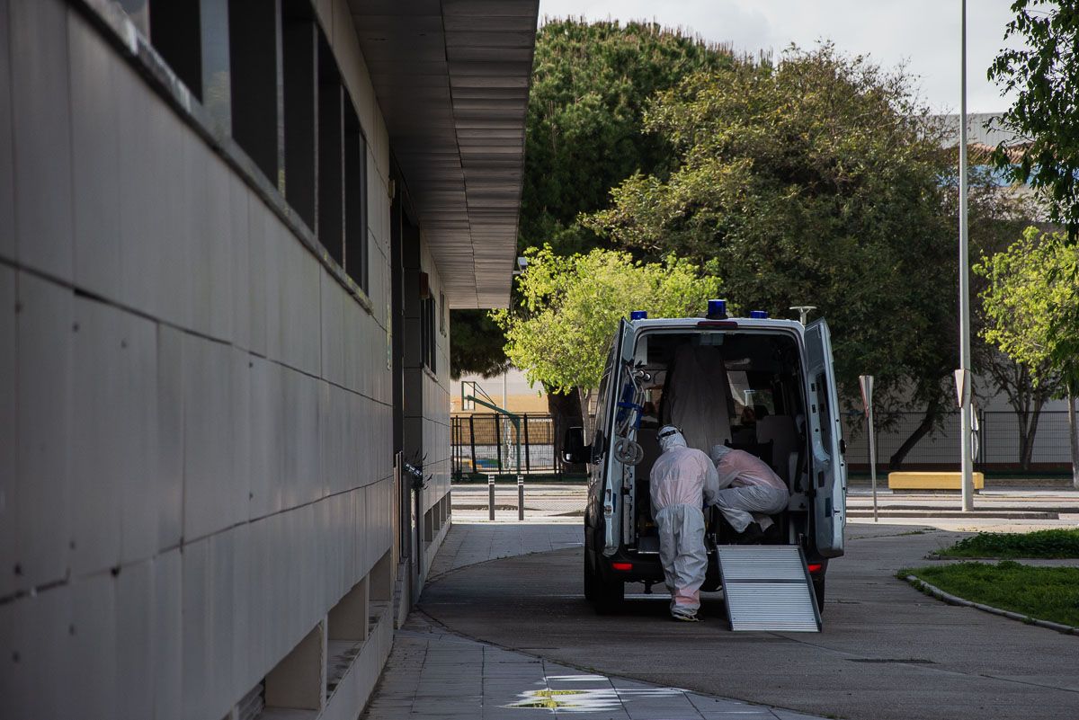 Una ambulancia, en el geriátrico de La Marquesa en Jerez. FOTO: MANU GARCÍA