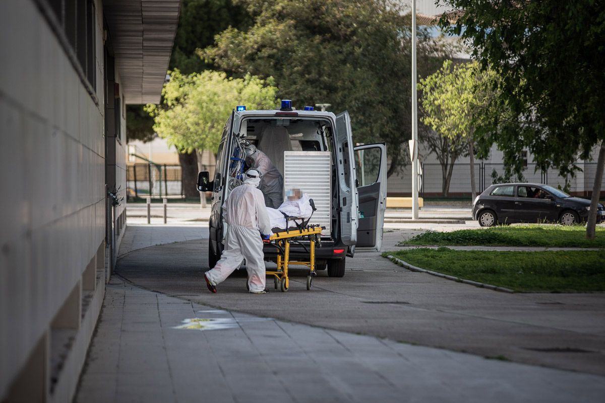 Intervención de sanitarios, en la primera ola de la pandemia, en un geriátrico de Vitalia en Jerez.
