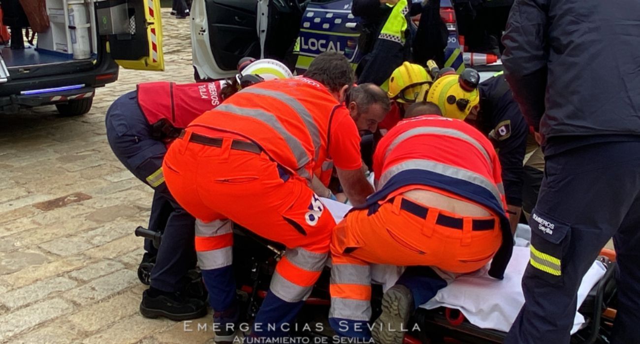 Una actuación reciente de los servicios de emergencias en Sevilla, donde un hombre ha resultado herido de gravedad tras caer desde un techo.