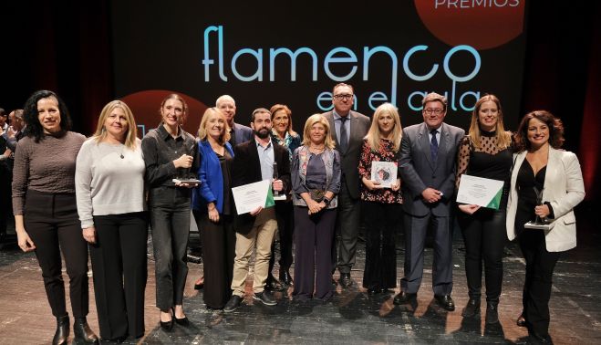 Foto de representantes políticos y docentes premiados.   FOTO: Juan López-Cepero