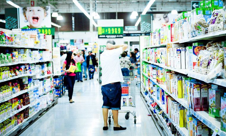 Argentina obliga a supermercados a rebajar precios.