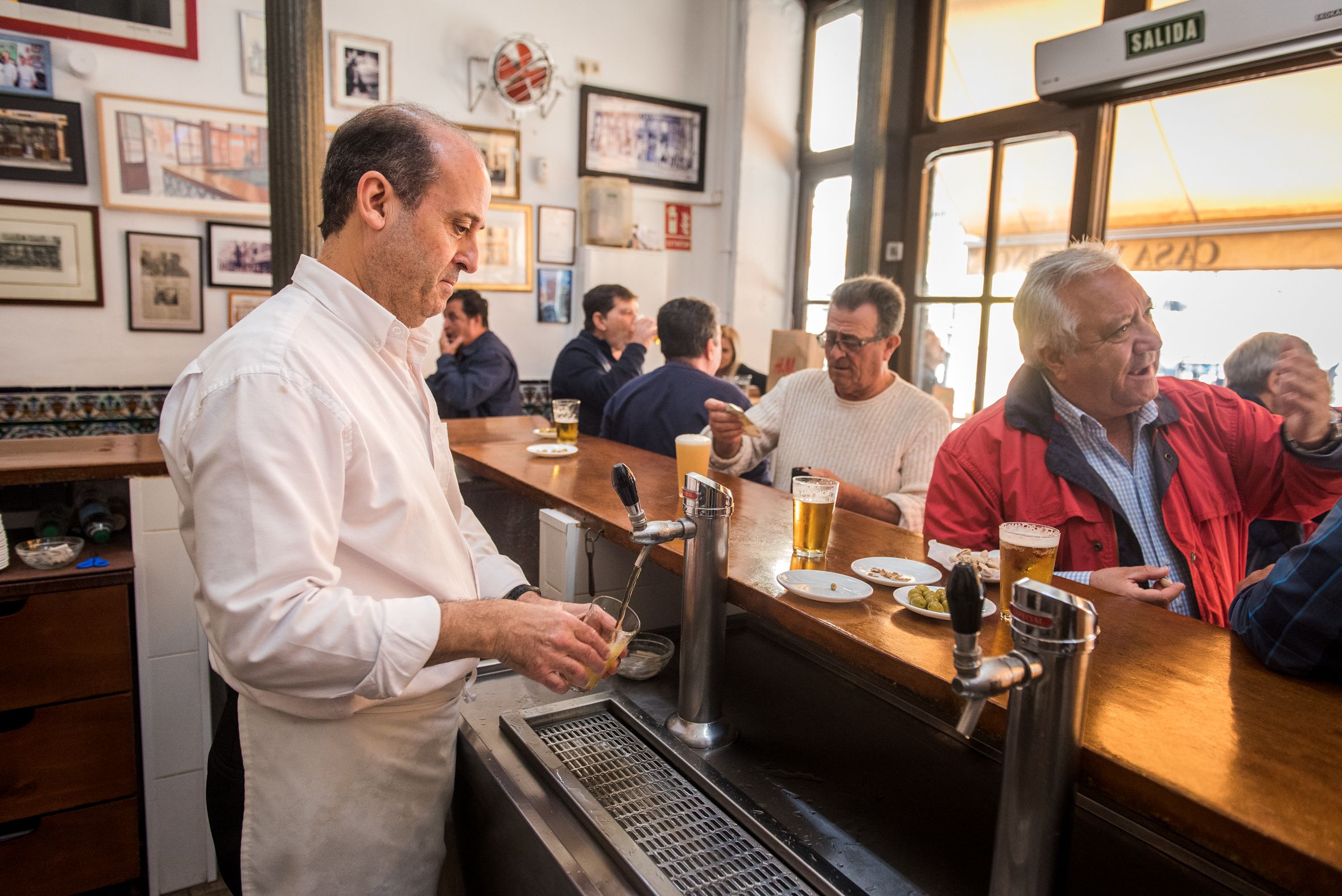 Un camarero de Casa Vizcaíno tirando una cerveza.