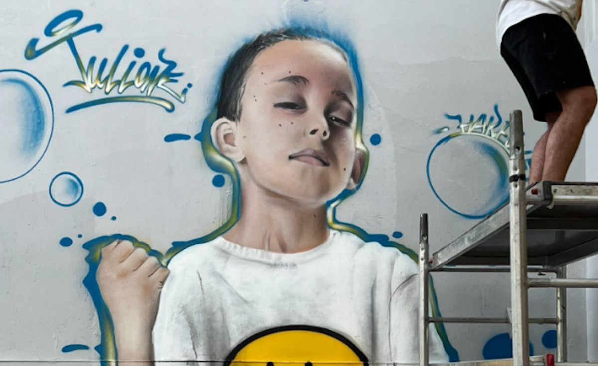 Mural en homenaje a Julione, luchador contra la leucemia en Sevilla.
