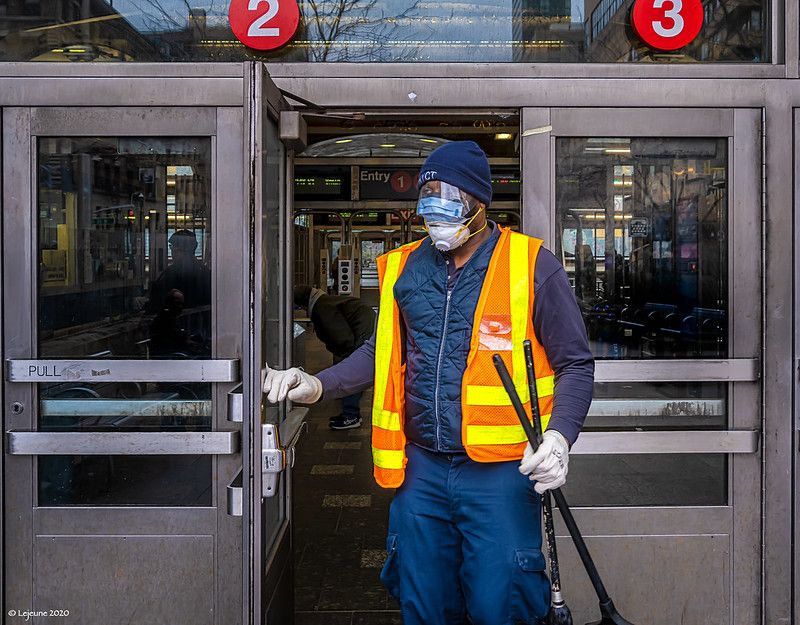Entrada de una estación de Metro de Nueva York, en plena cuarentena. FOTO: Robert Lejeune