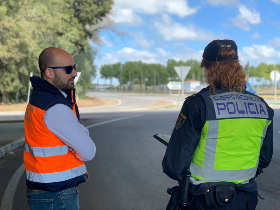 El alcalde de El Puerto, Germán Beardo, con una agente de Policía, días atrás.