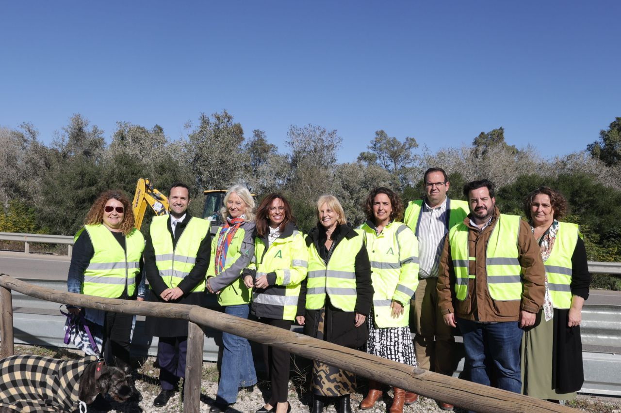 Cargos del Ayuntamiento de Jerez y de la Junta de Andalucía, en el inicio de las obras del carril bici en La Barca.