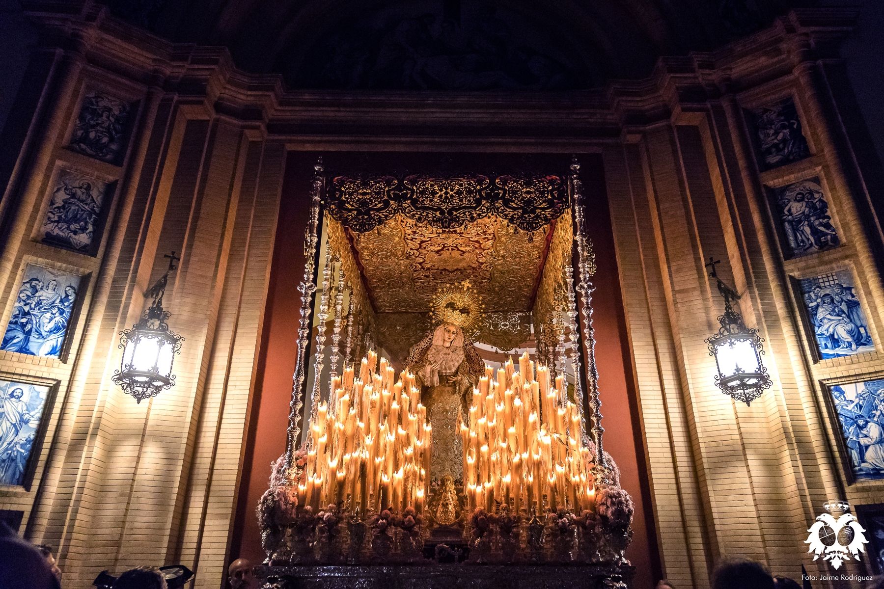 El Patrocinio en su espectacular paso de palio de recogida un Viernes Santo. 