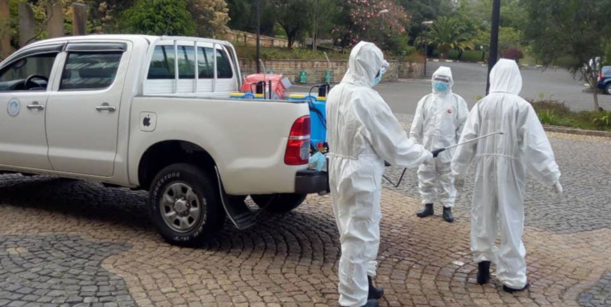 Un grupo de operarios desinfecta zonas públicas en una capital africana. FOTO: CDC África