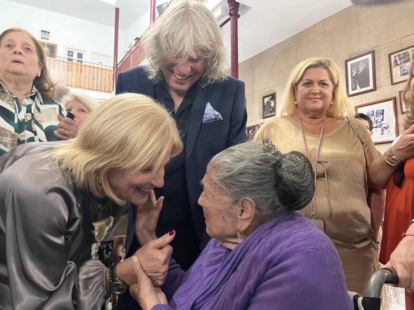 La alcaldesa de Jerez saluda a una mujer de la peña Tío José ante la mirada de José Mercé.