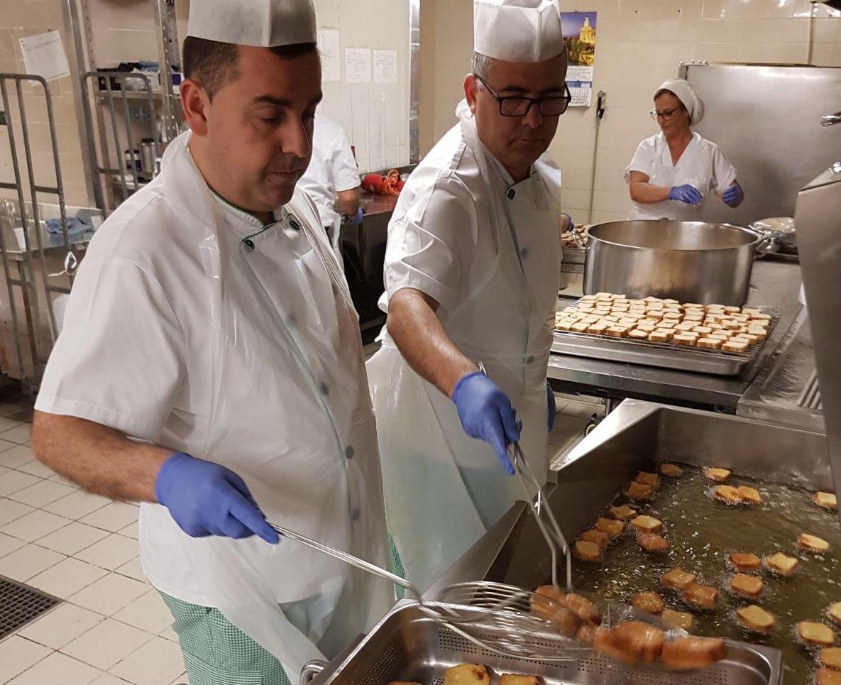 Personal de cocina del Hospital de Jerez, haciendo torrijas el año pasado.